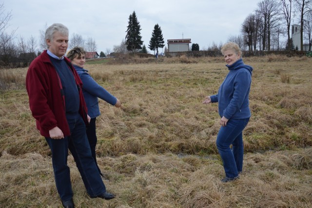 -&nbsp;Na tej działce cały czasa stoi woda. Na cmentarz ona sie nie nadaje - twierdzą mieszkańcy