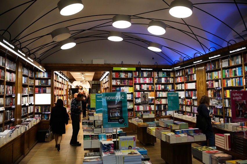 Kraków. Księgarnia Empik na Rynku Głównym powiększyła się. Zobaczcie, jak wyglądają sale poświęcone Miłoszowi i Szymborskiej [ZDJĘCIA]
