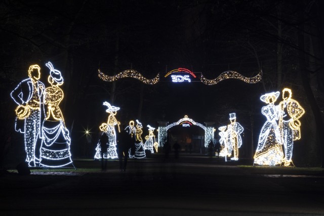 Iluminacja w Łazienkach Królewskich. Zobacz pięknie oświetlony park! [ZDJĘCIA]