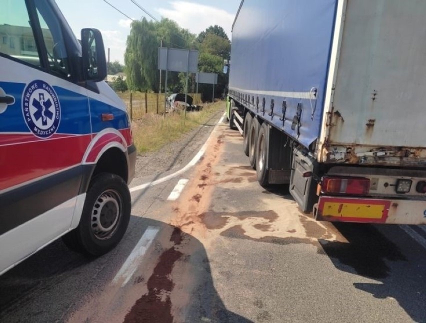 Wypadek na DW 967 na granicy Gierczyc i Siedlca koło Bochni. Po zderzeniu ciężarówki z samochodem osobowym droga jest zablokowana