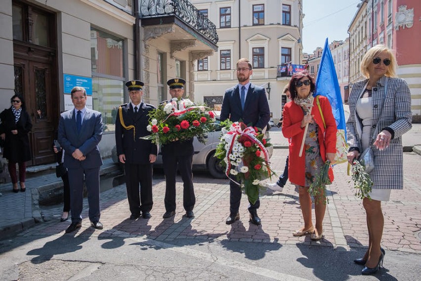 1 maja w Święto Pracy w Tarnowie składano kwiaty i znicze...