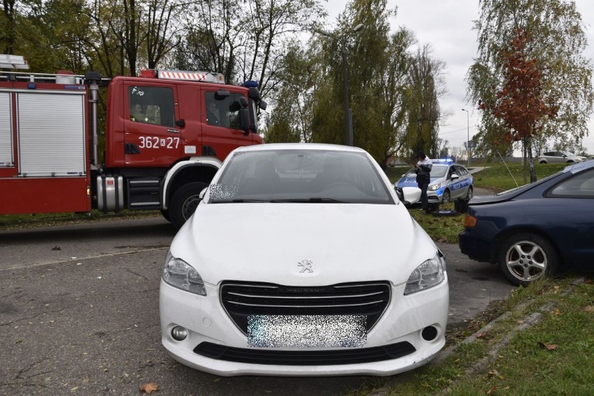 Wypadek na Osiedlu Legionów w Tarnowie. Peugeot ściął znak drogowy i zakończył jazdę na boku. Kierowca prawo jazdy ma dopiero od 3 miesięcy