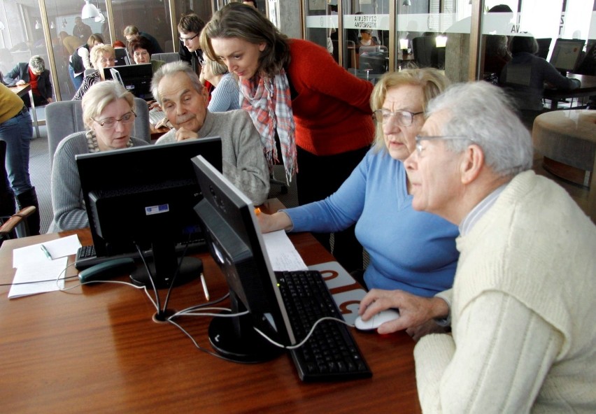 Zajęcia komputerowe dla seniorów we Wrocławiu prowadzone są...