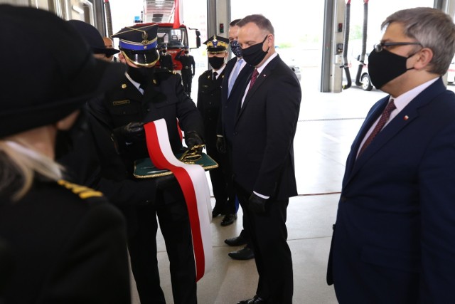 Prezydent Andrzej Duda odwiedził strażnicę w Bytomiu, która została nie tak dawno oddana do użytku. Zobacz kolejne zdjęcia. Przesuwaj zdjęcia w prawo - naciśnij strzałkę lub przycisk NASTĘPNE >>>
