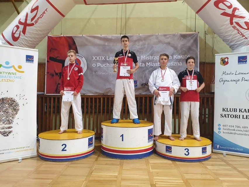 Pleszewscy karatecy pokazali moc! Na zawodach w Lesznie zdobyli 11 medali