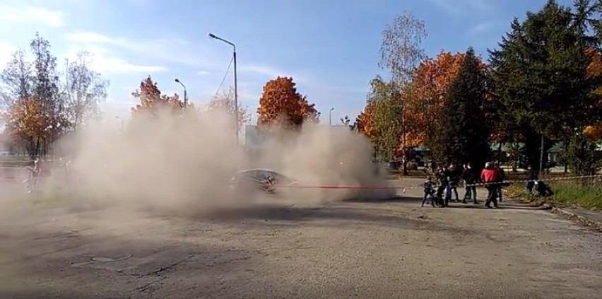 Rajd Śląska: wypadek w Suszcu. Auto potrąciło dwie dziewczynki [WIDEO]