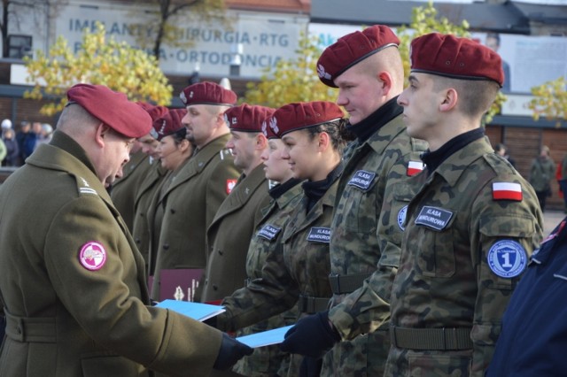 99. rocznica Święta Niepodległości. Defilada na pl. Kościuszki, odznaczenia i medale