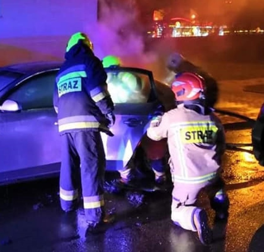 Pożar domu w Chlebówce i samochodu w Malborku. W Starym Polu 18-latek wypadł z drogi BMW