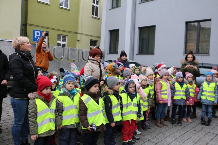 Policjanci i dziennikarze pomocnikami świętego Mikołaja [zdjęcia] 