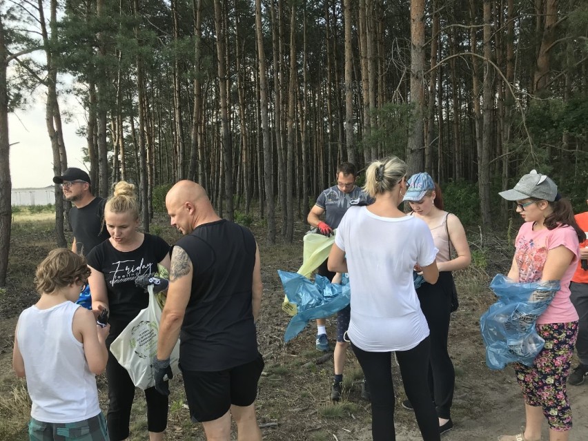 Eko akcja w Budzyniu. Mieszkańcy skrzyknęli się by posprzątać las