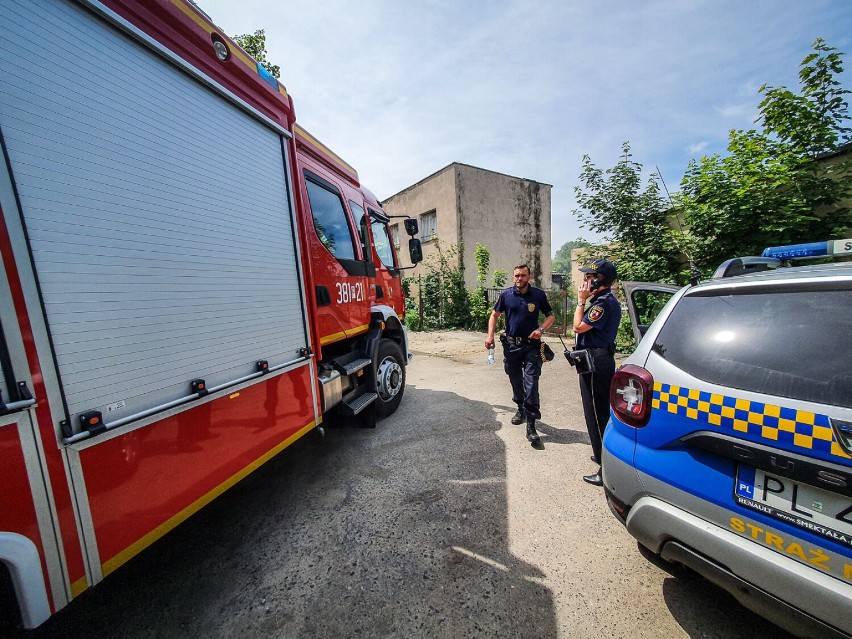 Leszno.  Pożar na Towarowej. Ogień w pustostanie kolejowym. Ktoś wypalał kable? ZDJĘCIA