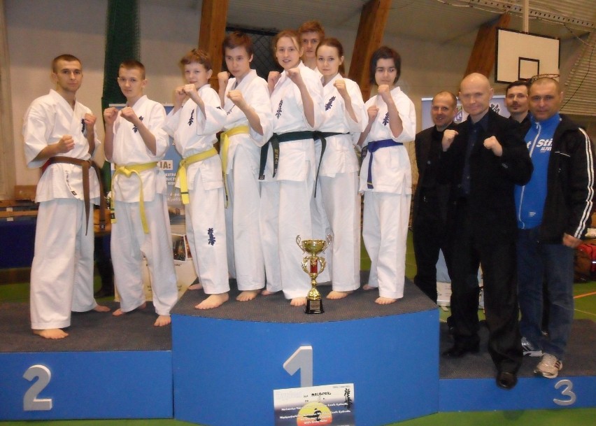 Zawodnicy Kyokushin Karate Malbork z medalami po zawodach w Mielnie