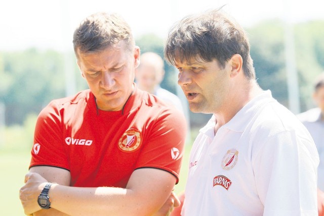 Radosław Mroczkowski, trener Widzewa, ze swoim asystentem Tomaszem Kmiecikiem
