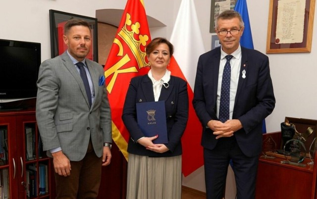 Prezydent Kielc Bogdan Wenta i wiceprezydent Marcin Chłodnicki wręczyli we wtorek 28 listopada Darii Dyktyńskiej powołanie na stanowisko dyrektora Muzeum Zabawy i Zabawek.