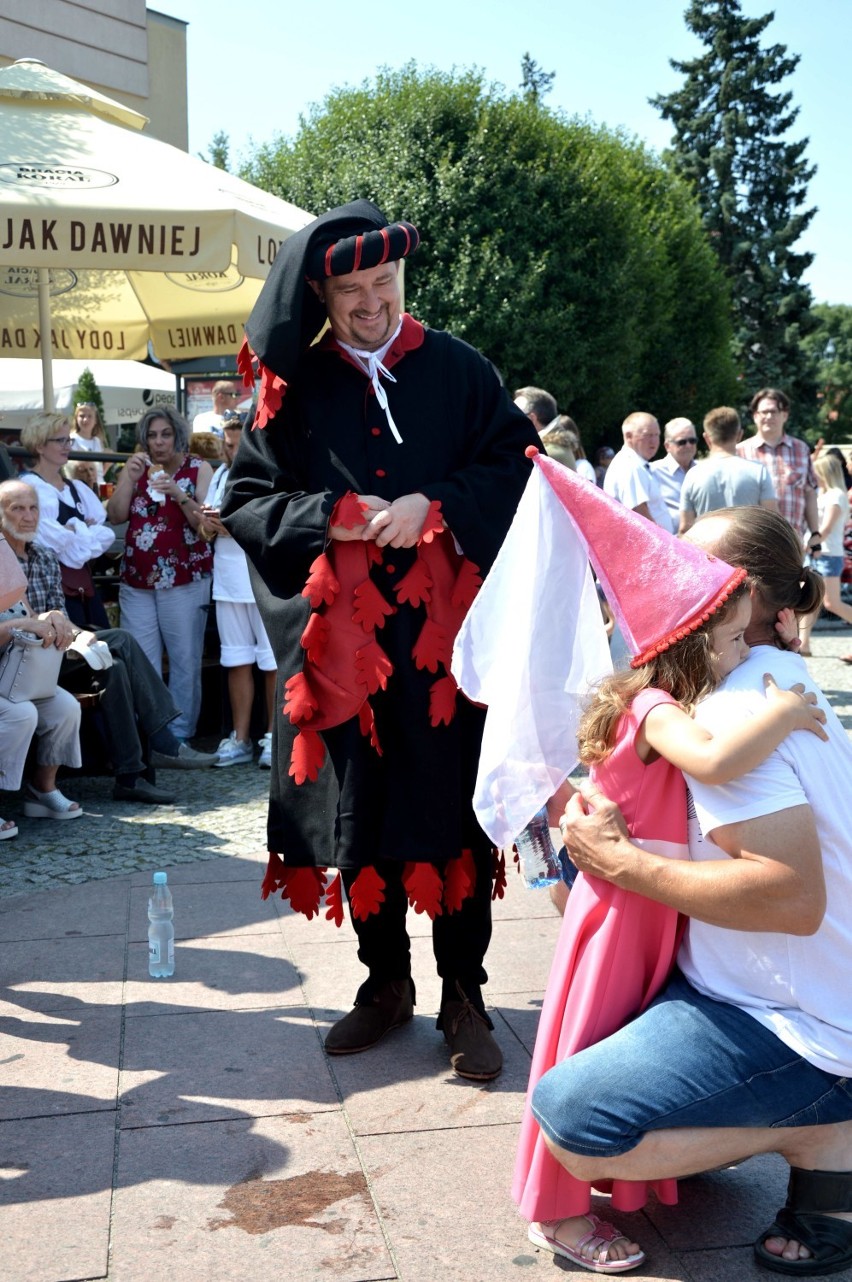 Oblężenie Malborka 2019. Korowód przeszedł z pl. Jagiellończyka pod zamek [ZDJĘCIA]