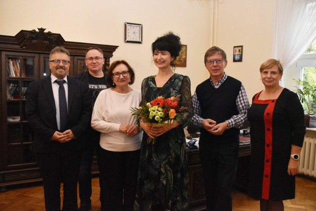 Gratulacje nowej dyrektor złożyli członkowie Zarządu Powiatu wraz ze starostą Alicją Zajączkowską i wicestarostą Edmundem Głombiewskim.