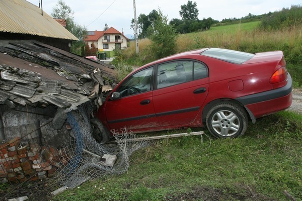 Samochód zjechał z góry prosto w dom [ZDJĘCIA]