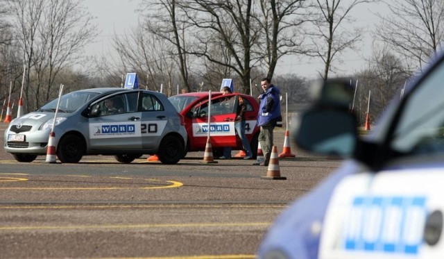 WORD w Łodzi musi wymieniać samochody co 4 lata. Obecnie kursanci jeżdżą autami marki suzuki switf, w czerwcu jednak zakończy się umowa na ich wynajem