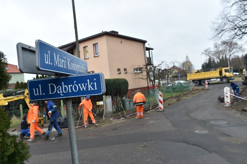 Leszno. Nowe chodniki na uliczkach Zatorza przy wiadukcie. Wkrótce będzie tam większy ruch z powodu ronda