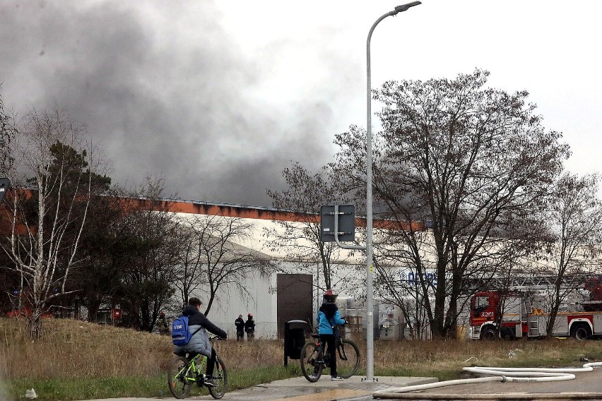 Pożar hali magazynowej na byłym lotnisku w Legnicy, zobaczcie zdjęcia