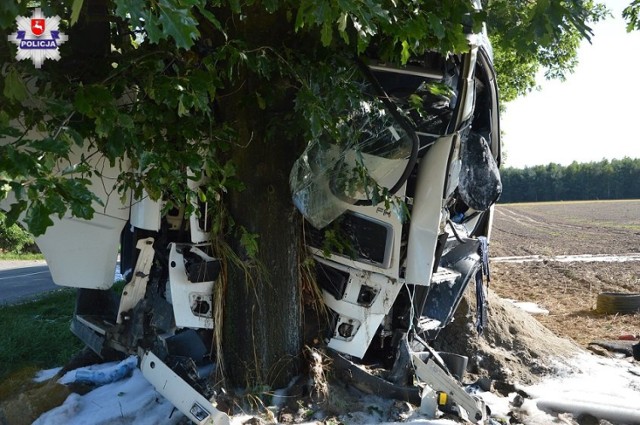 W środę na drodze wojewódzkiej w miejscowości Hrud kierujący samochodem ciężarowym stracił panowanie nad pojazdem, zjechał na pobocze i uderzył w drzewo. Do zdarzenia doszło prawdopodobnie w wyniku pęknięcia opony w aucie. Kierujący pojazdem 38-latek z obrażeniami ciała trafił do szpitala.