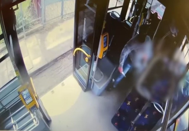 Policja zatrzymała nożownika, który zaatakował innego mężczyznę w autobusie 112