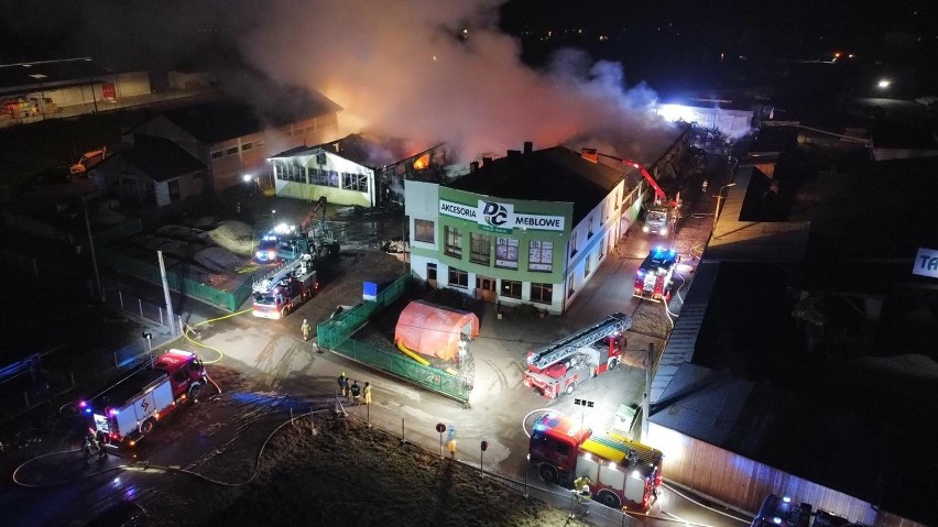Pożar w Pcimiu wybuchł w sobotę popołudniu, wieczorem wciąż...