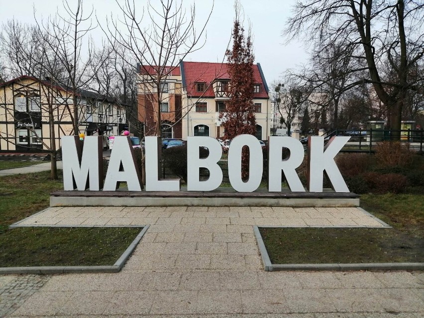 Napis "Malbork" będący od roku turystyczną atrakcją miasta... pęka. Magistrat: "Ktoś walczył z literkami"