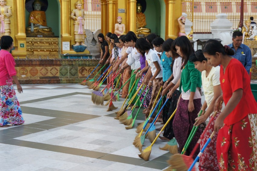 Zespół wolontariuszy sprzątających świątynię Shwedagon.