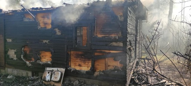 Prawdopodobnie podpalenie było przyczyną pożaru domku letniskowego w Pięćmorgach