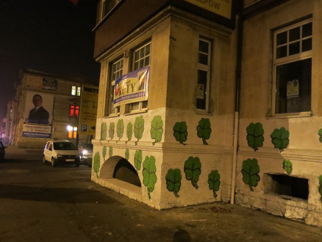 Zielone koniczynki PSL na kamienicy przy alei Wojska Polskiego