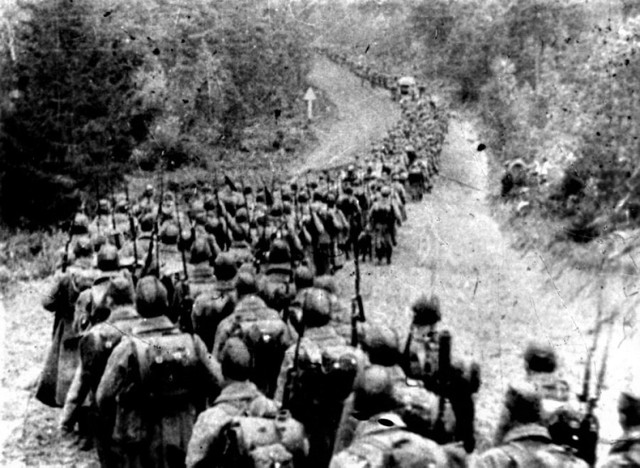 17 września 1939 roku. Kolumny piechoty sowieckiej wkraczają do Polski