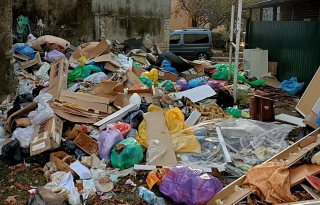 Na ulicy Bukowej w Kielcach mnóstwo śmieci znajduje się nie w altance tylko poza nią.