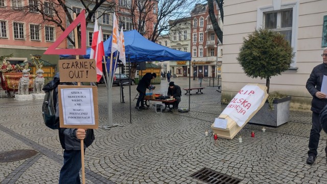 Protest opozycyjnych parlamentarzystów wraz z aktywistami lewicowych organizacji przeciw zmianom w oświacie