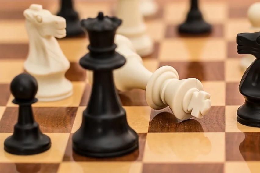 Sukces serialu "Gambit królowej" spowodował boom na szachy....