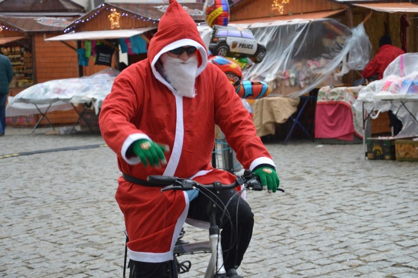 Mikołaje na rowerach ruszyli w miasto obdarowywać dzieci [ZDJĘCIA]