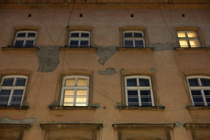 Kraków. Wymarłe centrum miasta po zmroku. Światło tylko w nielicznych oknach kamienic [ZDJĘCIA]
