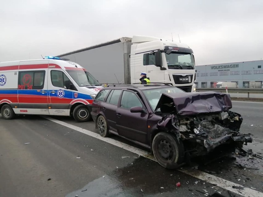 Wypadek na A2. Zderzyły się 3 samochody.