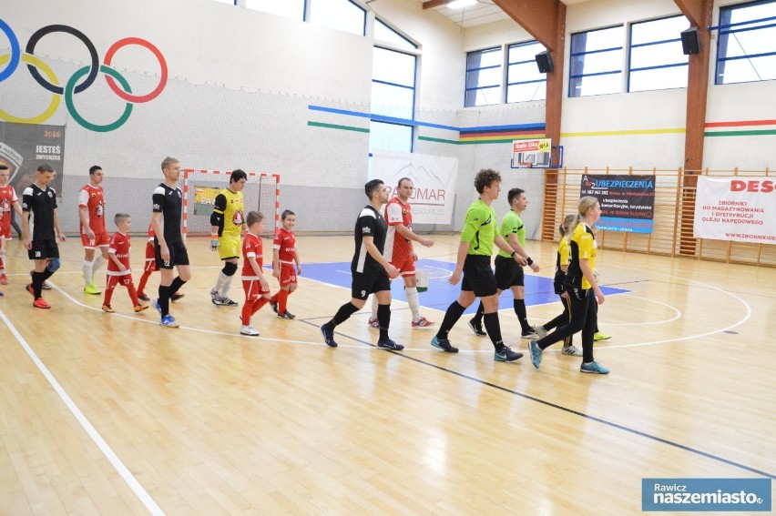 Rawicz. Petro-Lawa Futsal Rawicz przegrywa z Futsal Gostyń. Hala w Sierakowie pełna kibiców. Oddano hołd Kobe'emu Bryantowi [ZDJĘCIA]