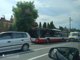 Nowy Sącz. Miejski autobus zderzył się z autem osobowym nieopodal sklepu