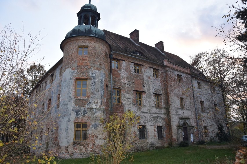 Zamek w Broniszowie zachwyca o każdej porze roku.