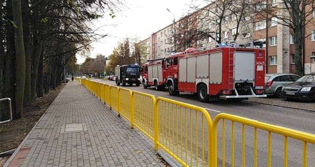 Dziś przed południem w Ustce, na ulicy Wróblewskiego 4 mieszkańcy bloku wyczuli ulatniający się gaz, który prawdopodobnie wydobywał się z jednego mieszkania. Na miejsce akcji wezwano 3 zastępy wozów strażackich.