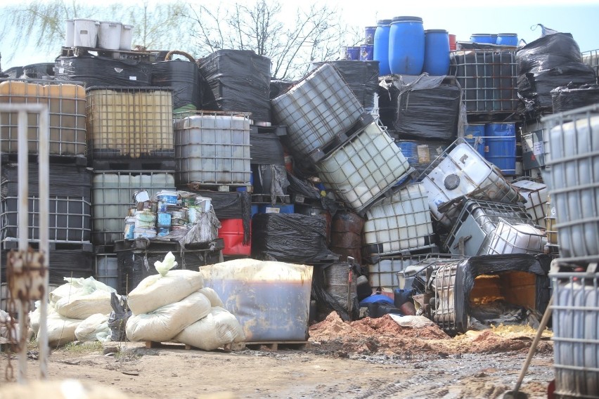 Niebezpieczne odpady ze składowiska w Brzezince w...