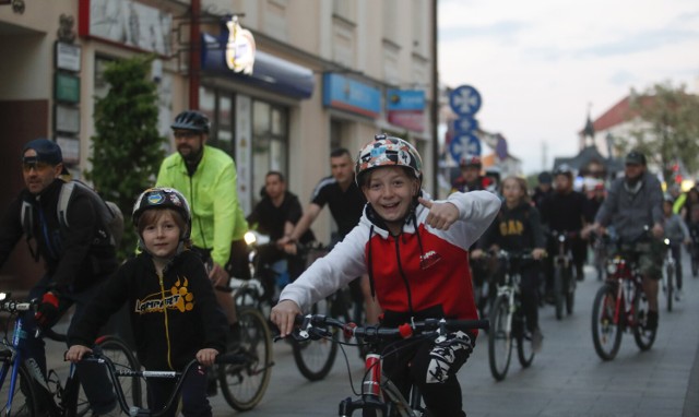 Kilkuset rowerzystów przejechała z rzeszowskiego Rynku na Skate Park