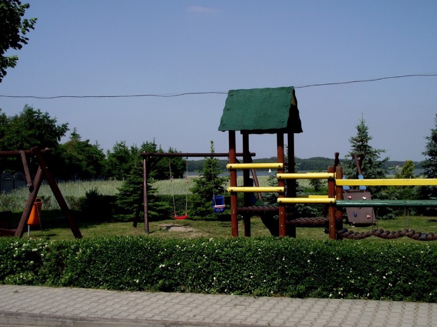 Plac zabaw w Perzynach, przy kaplicy