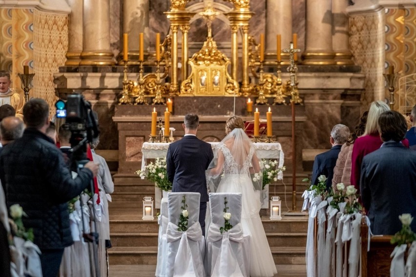 Jeszcze więcej rezygnacji było w przypadku ślubów...