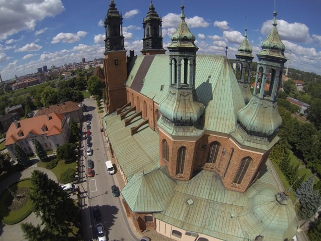 Katedra Poznańska z lotu ptaka 

www.aveos.pl