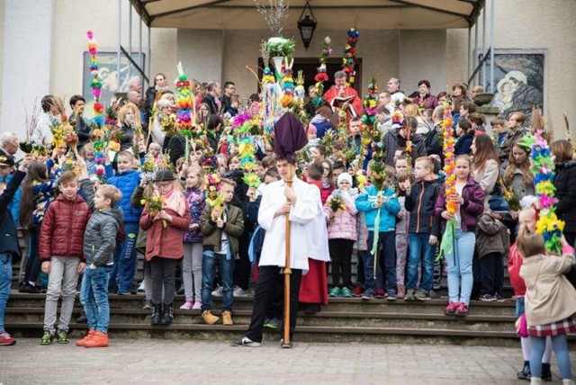 Centrum Kultury i Sztuki oraz Klasztor . Franciszkanów w Koninie zapraszają do udziału w konkursie na wykonaniem palmy wielkanocnej.