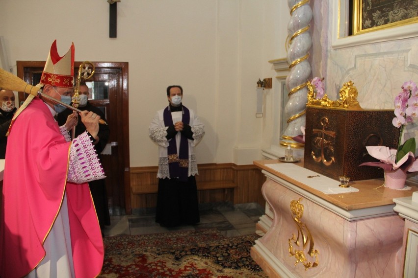 Ks. bp Ireneusz Pękalski poświęcił nowy ołtarz w kościele pw. św. Ducha w Brzezinach