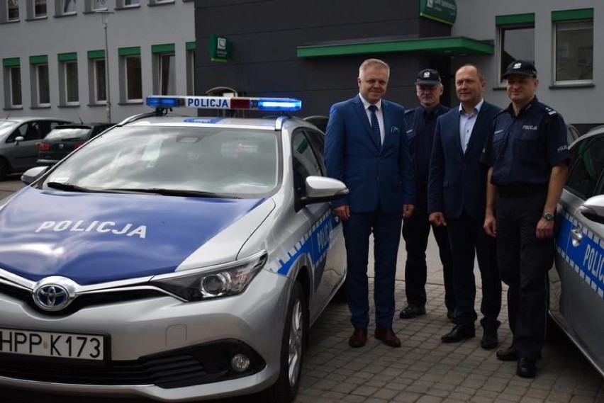 Dwa nowe radiowozy hybrydowe trafiły do kłobuckiej policji 